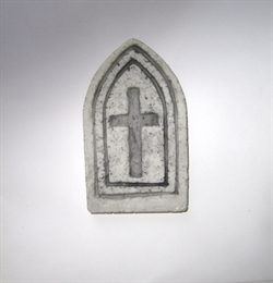 1. Stk. Sandstens relief.Vindue med kors. Ca. 12 x 7 cm.